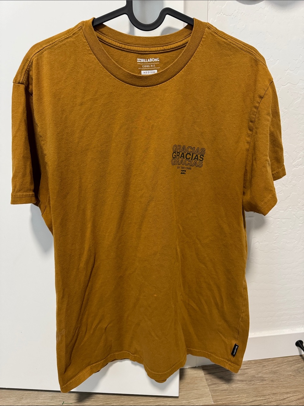 Billabong Men’s Gracias Tee in Mustard Brown size medium